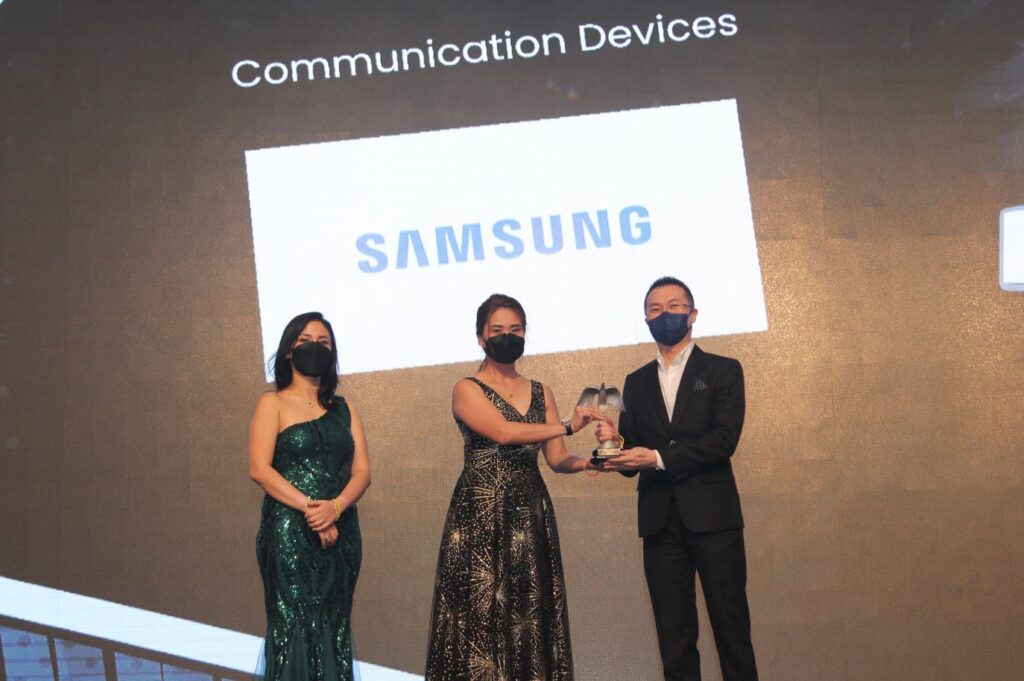 Luke Au, Head of Product Marketing Mobile Experience receiving the Communication Devices award. 