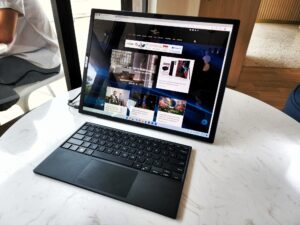 ASUS Zenbook 17 Fold OLED Hands-On - Is this the best 17 inch OLED all-in-one ultraportable for work at Starbucks? 6