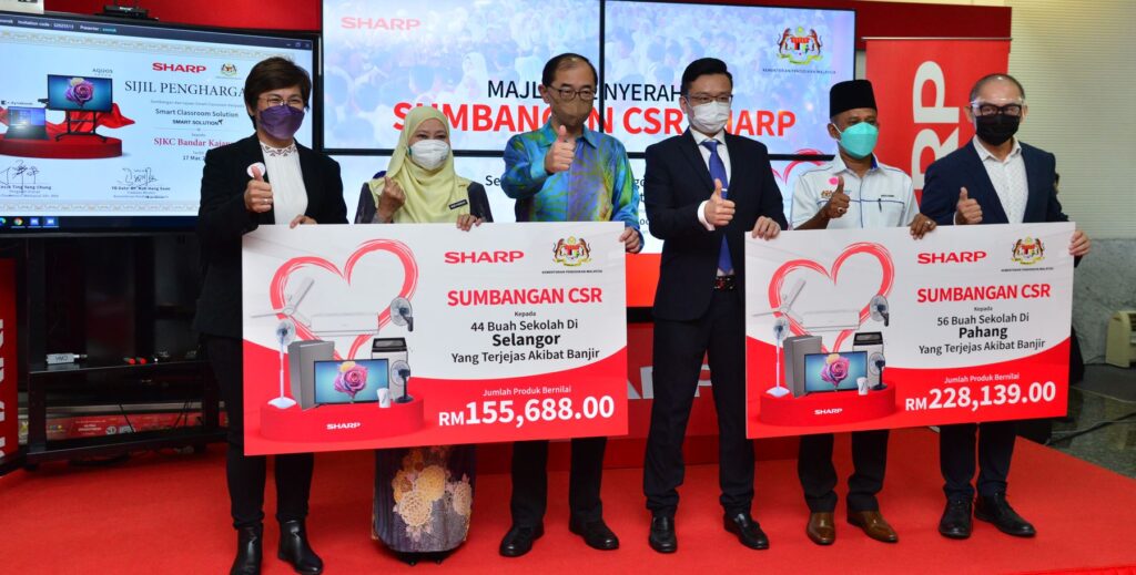 Handover ceremony of Sharp’s CSR contribution to the State Education Office of Pahang and Selangor v2