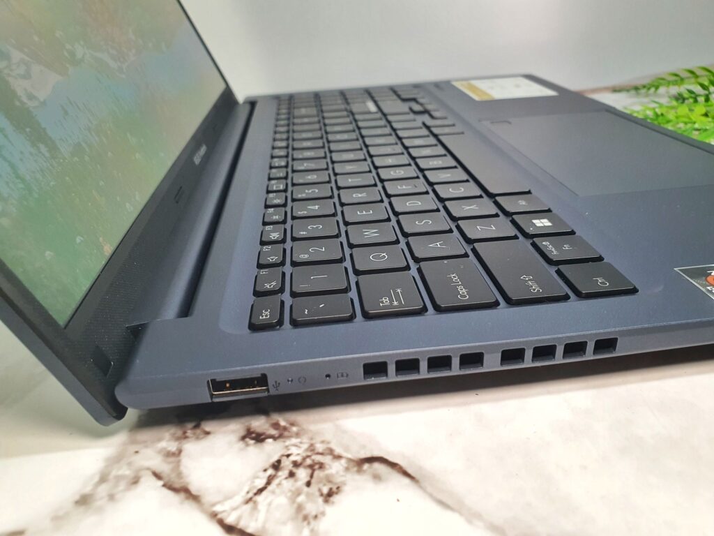ASUS Vivobook 15X OLED review (M1503)  left