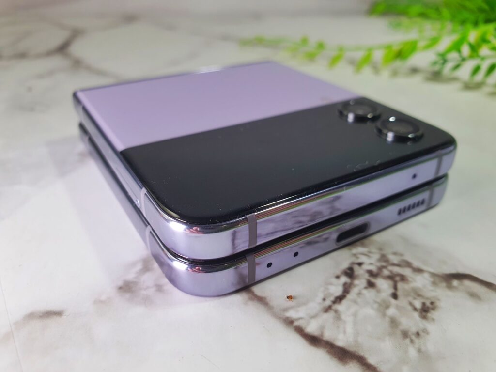 Samsung Galaxy Z Flip4 First Look bora purple