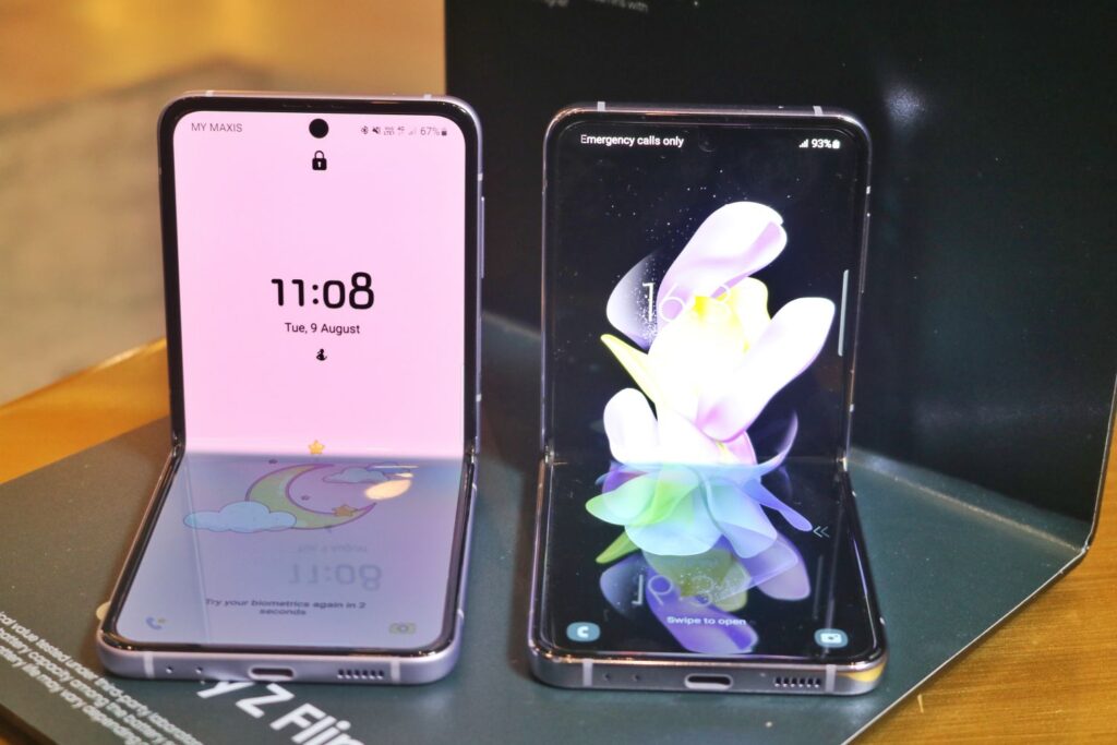 Samsung Galaxy Z Flip4 and flip 3 main display