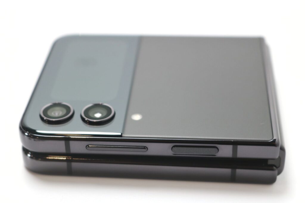 Samsung Galaxy Z Flip4 side view