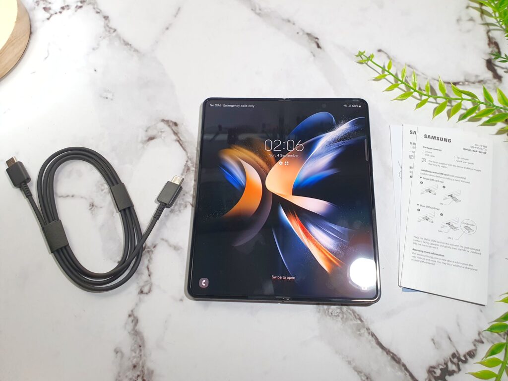 Samsung Galaxy Z Fold4 First Look box contents