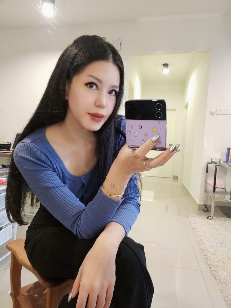 Rachel Lim_visual Samsung Galaxy Z Flip4