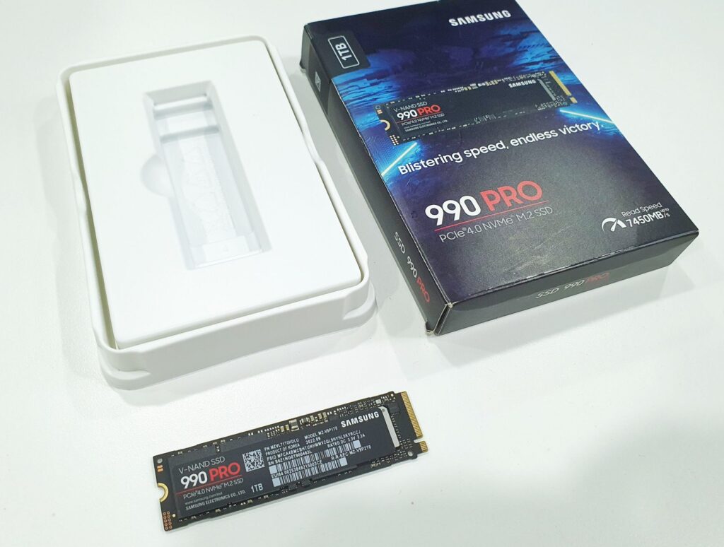 Samsung SSD 990 Pro Review box
