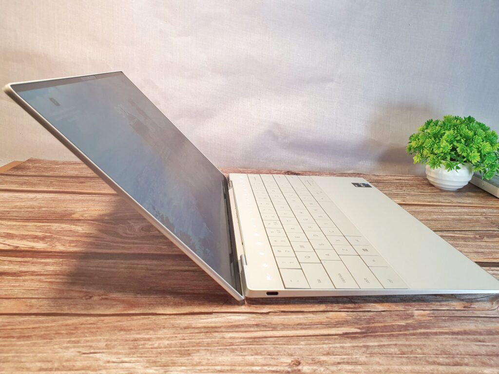 Dell XPS 13 Plus 9320 Review side
