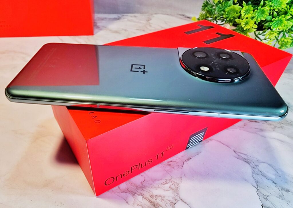 OnePlus 11 Unboxing side