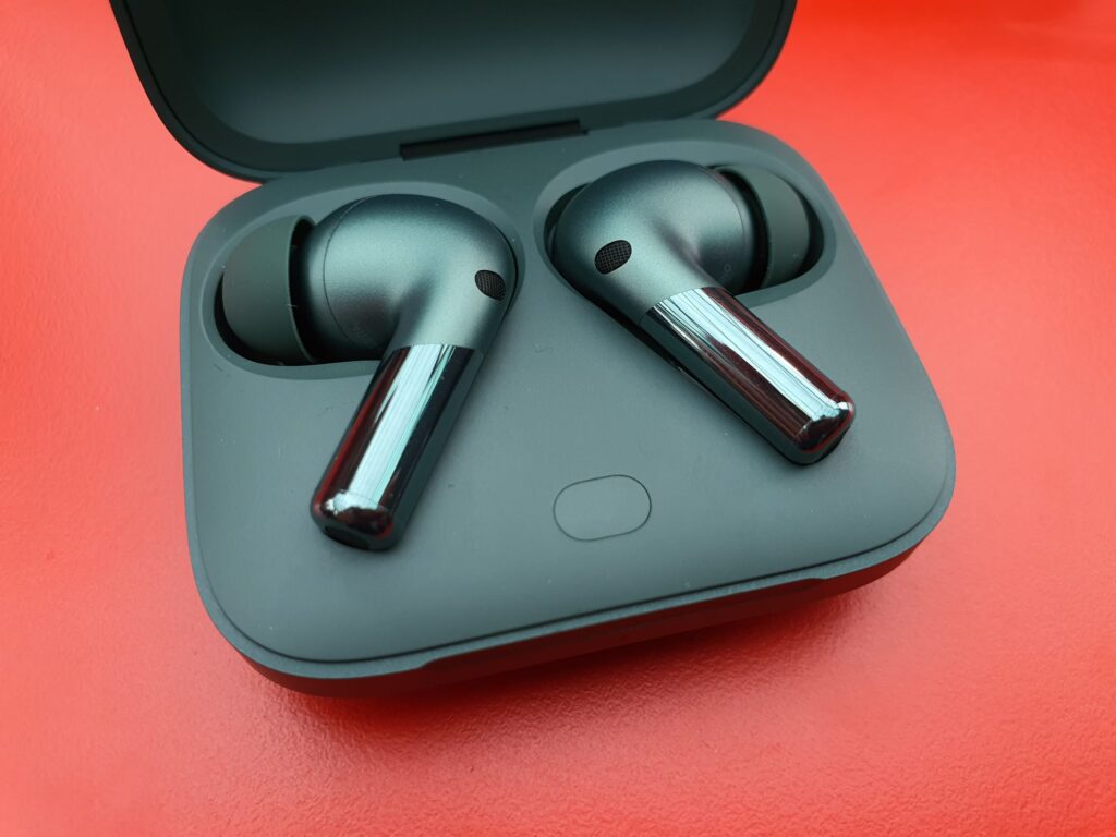 OnePlus Buds Pro 2 Review charging earbuds