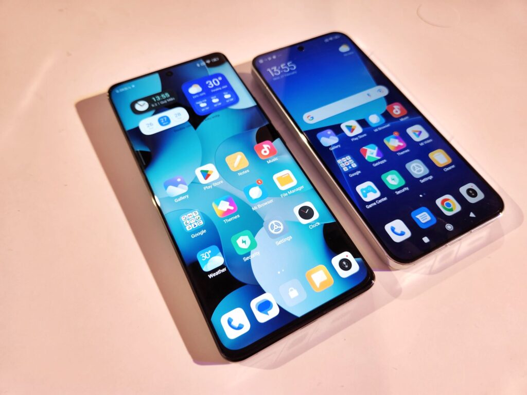 The Xiaomi 13 Pro (left) and Xiaomi 13 (right) front