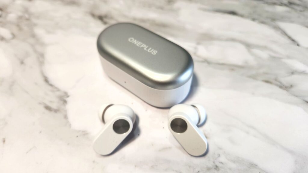OnePlus Nords Buds 2 closed with earbuds