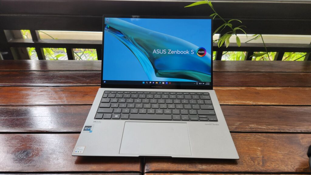 Asus Zenbook S 13 OLED first look UX5304 front