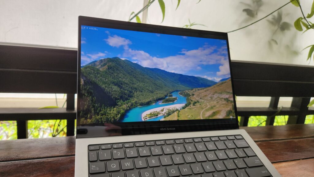 Asus Zenbook S 13 OLED first look UX5304 screen