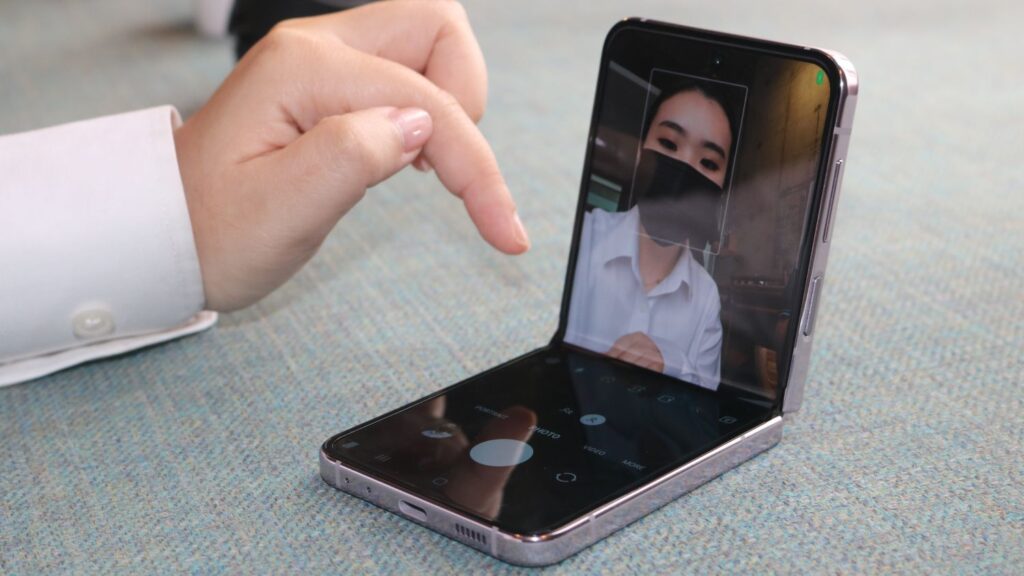 Samsung Galaxy Z Flip5 first look selfie flexcam