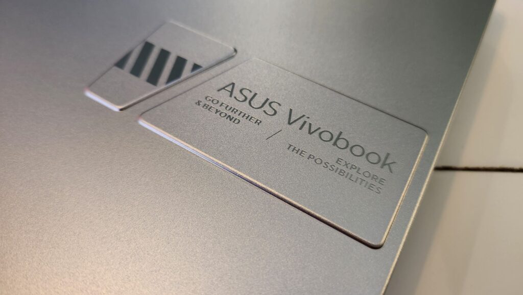 ASUS Vivobook 15X K3504 review top lid