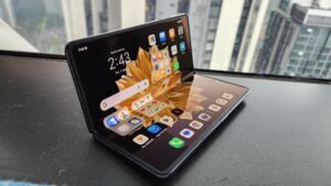 Hands-on with the new HONOR Magic V2 foldable that’s just 4.7mm thin 2