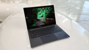 Dell Latitude 9330 2 in 1 Review - Classy and cool convertible means business 4