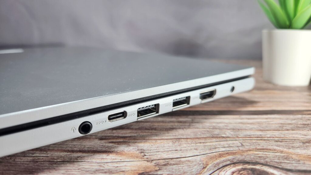 ASUS Vivobook 16 M1605 Review right side