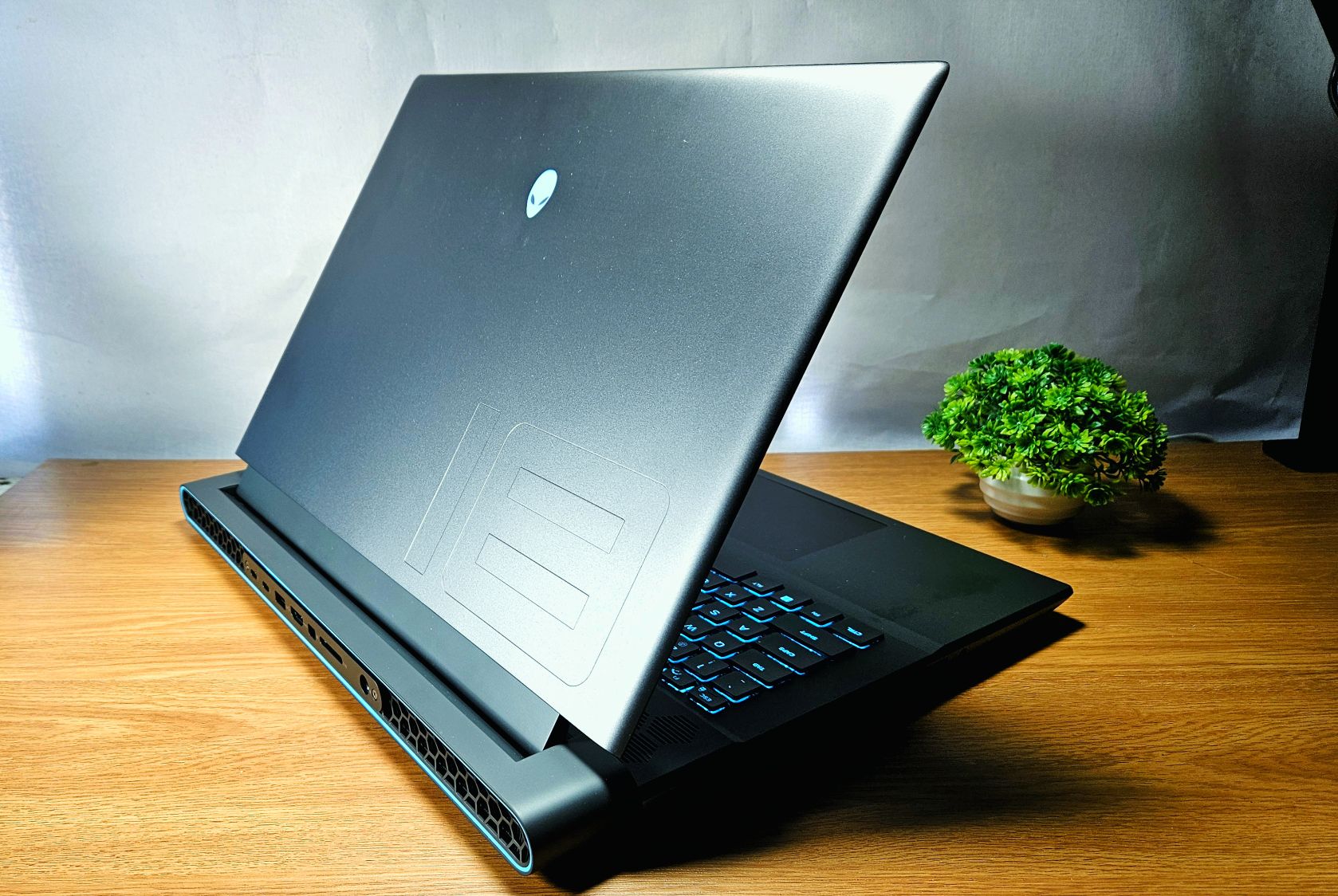 Alienware M18 R1 Review - Gigantic gaming goliath got game | Hitech Century