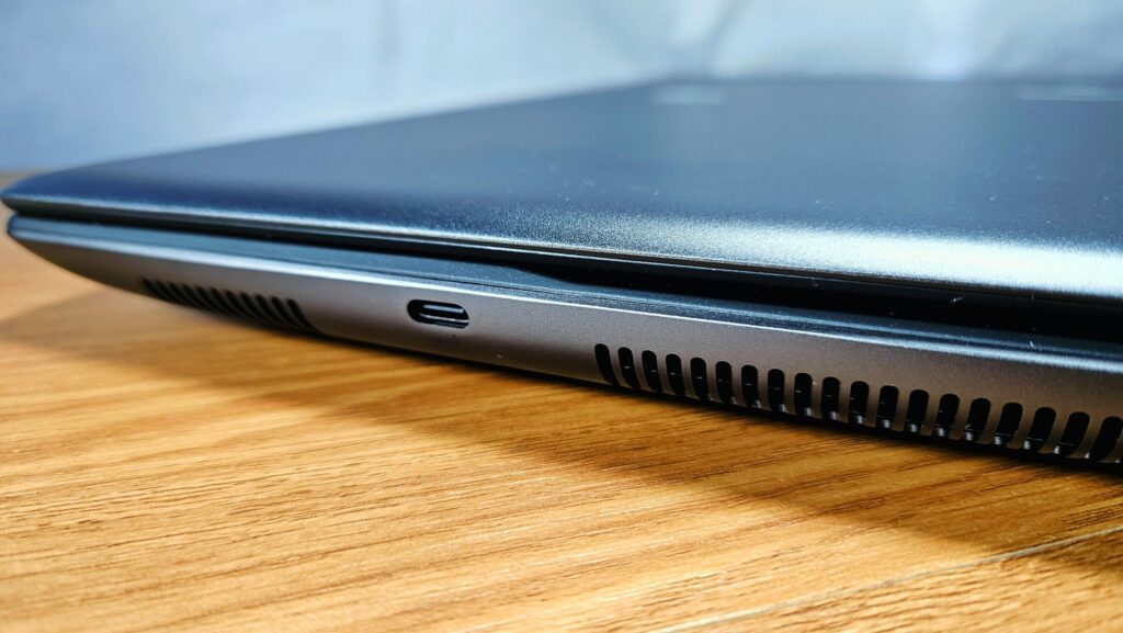 Alienware M18 R1 Review right