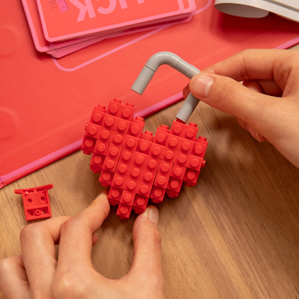 LEGO Heart-shaped Lock LEGO Date Night in a Box_1