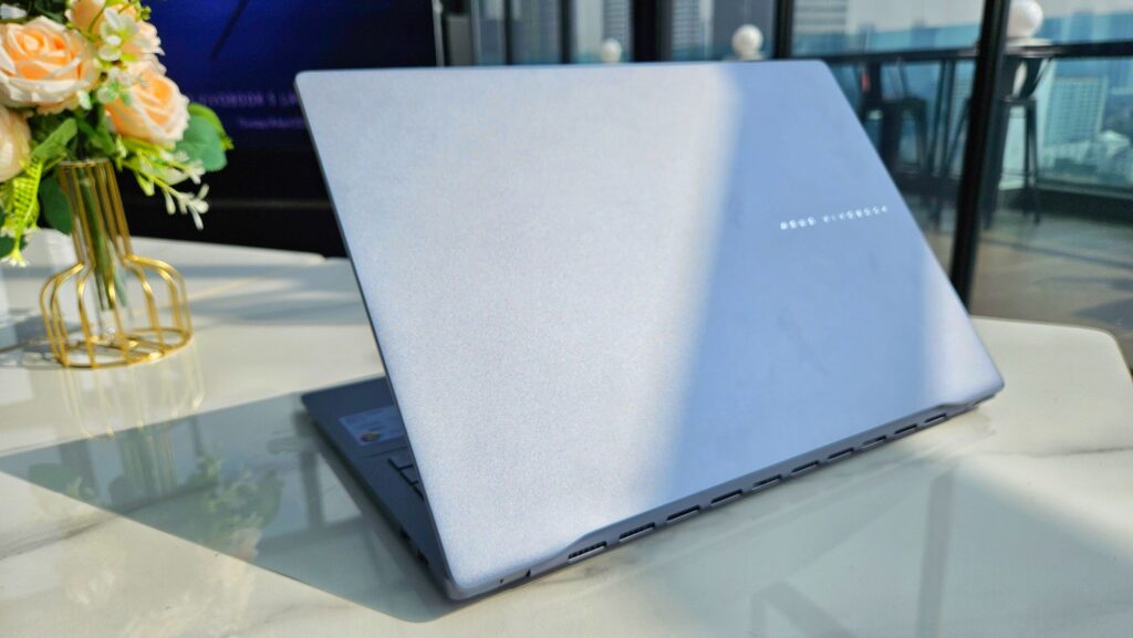 Asus Vivobook S 16 OLED S5606 review top lid