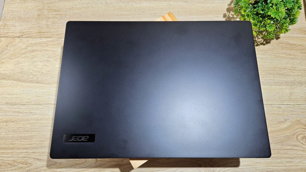 Acer TravelMate P6 14 review top lid