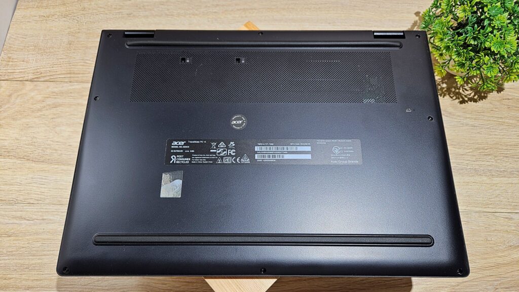 Acer TravelMate P6 14 review underside