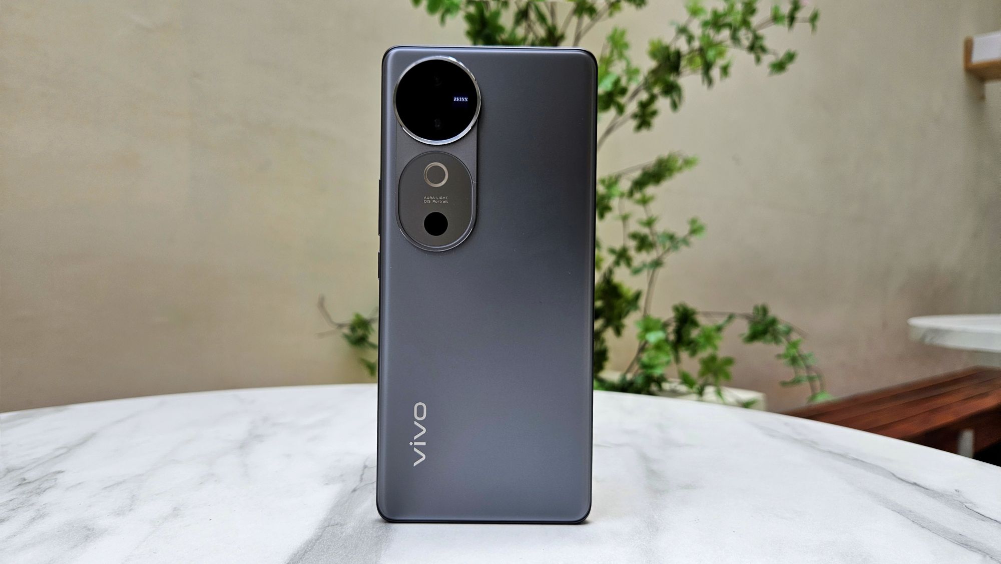 vivo V40 Review - Stylishly slim all-rounder phone with ZEISS cameras tested | Hitech Century