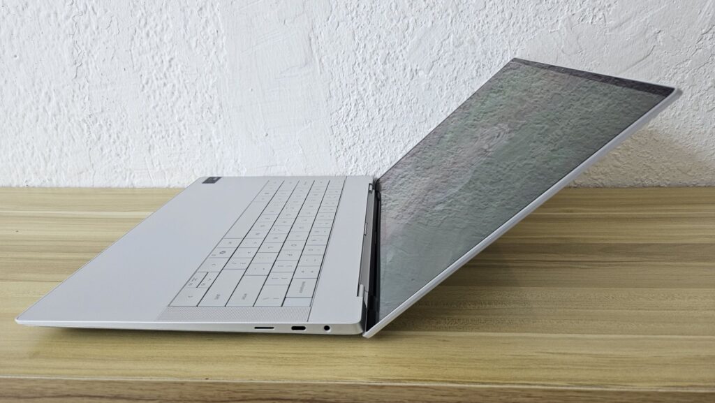 Dell XPS 14 9440 review hinge