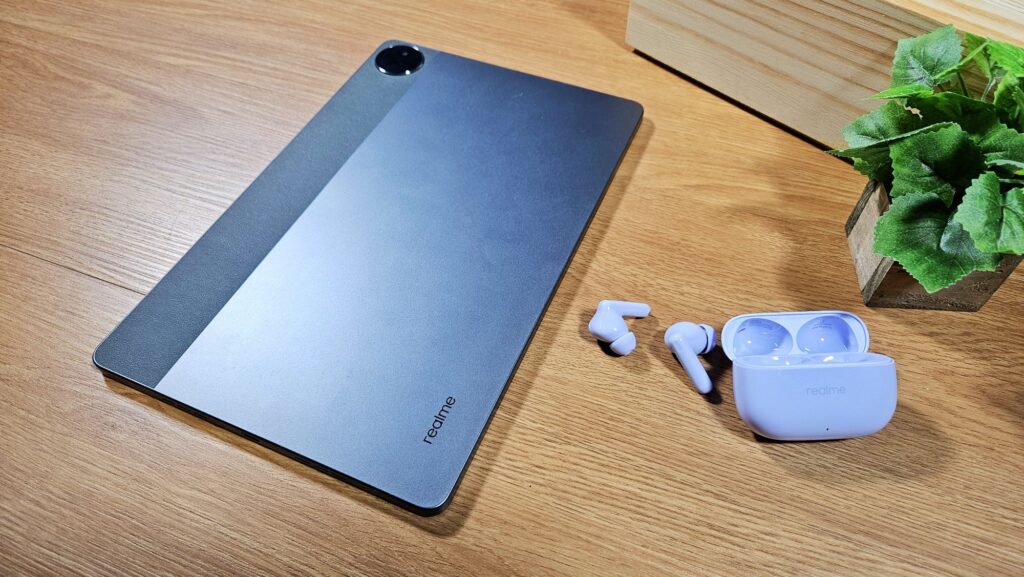 realme Buds T310 and realme Pad 2 Lite review rear