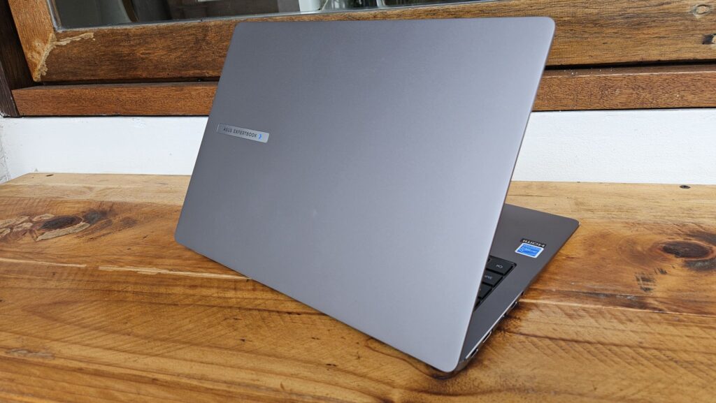 Asus ExpertBook P5 Review (P5405) angled