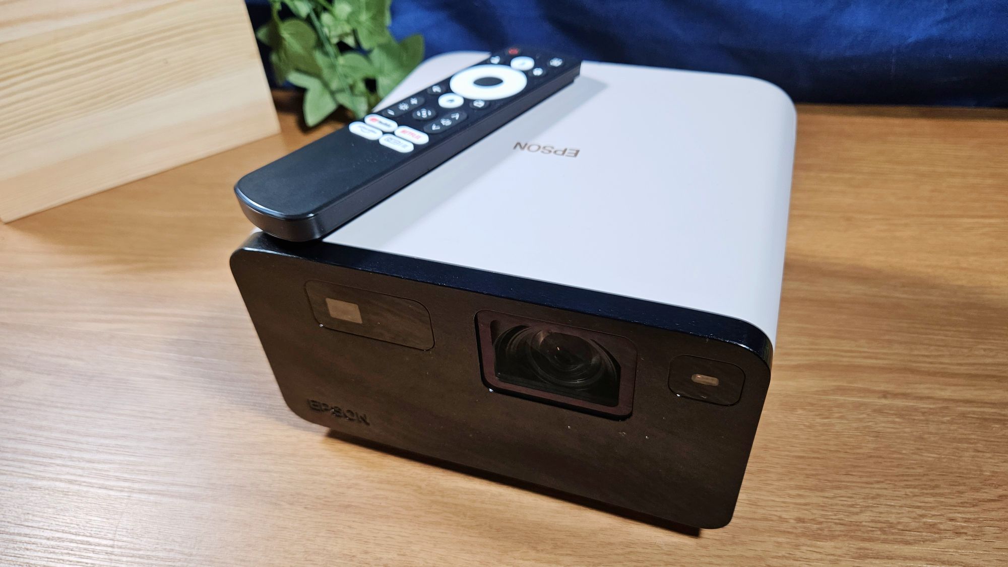 Epson Epiqvision Mini EF-21 Review - Awesomely Portable
