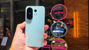 vivo X200 FE Review - Compact flagship phone with massive battery and ZEISS cameras tested 8