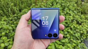 Samsung Galaxy Z Flip7 Review - Slimmer and Sleeker Flagship Flip Phone with Longer Battery Life and Huge FlexWindow Display Tested 6
