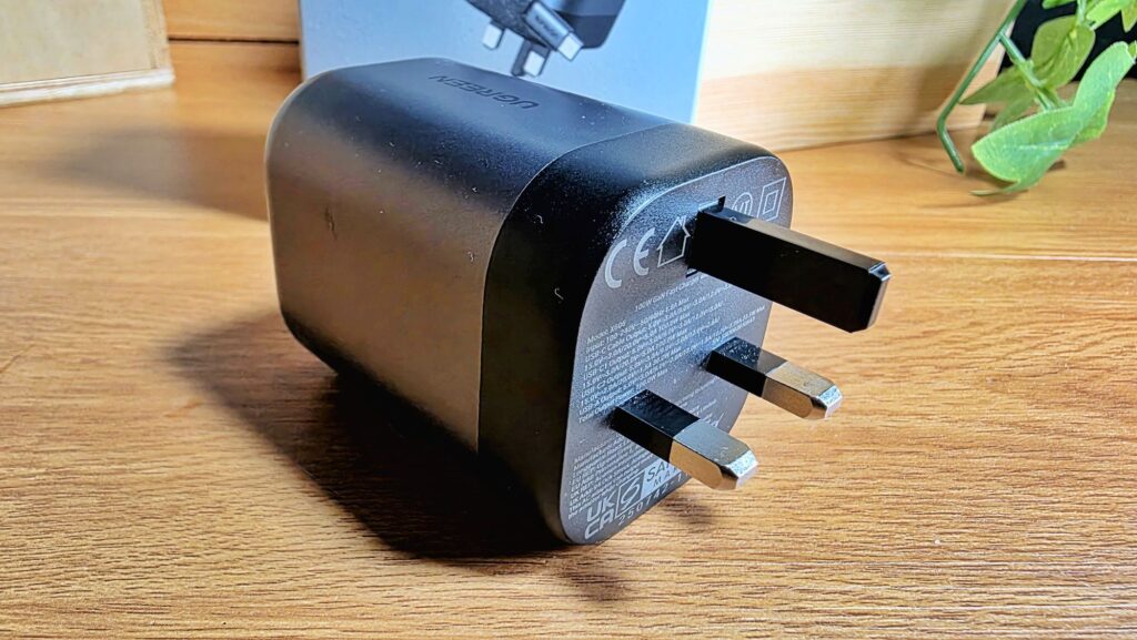 UGREEN Nexode 100W GaN Retractable Cable Charger Review prongs