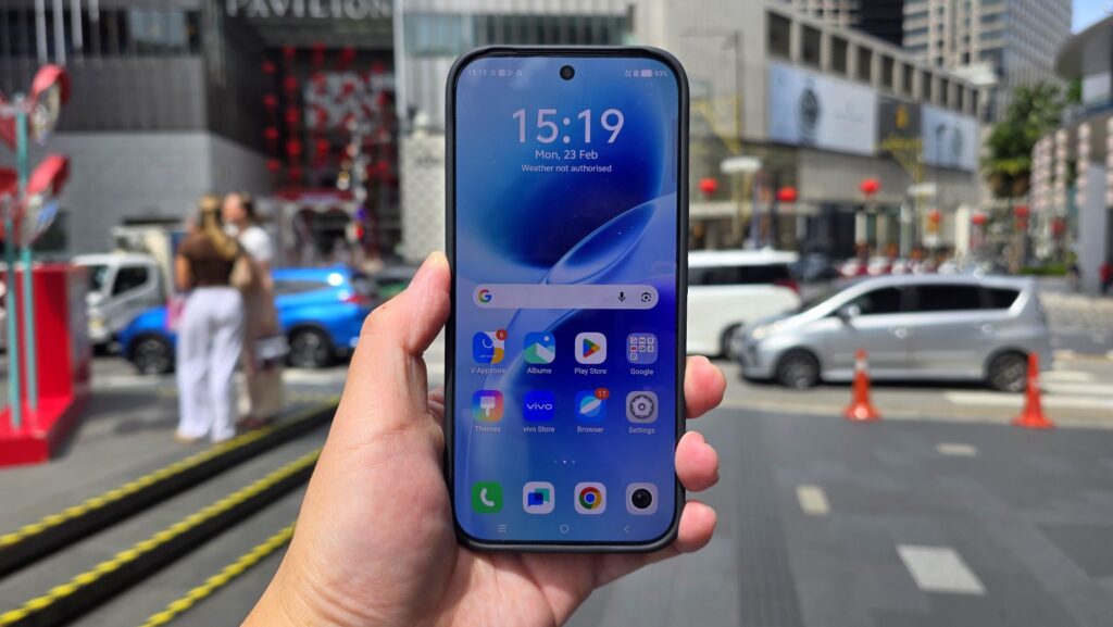 vivo V70 Review outdoors