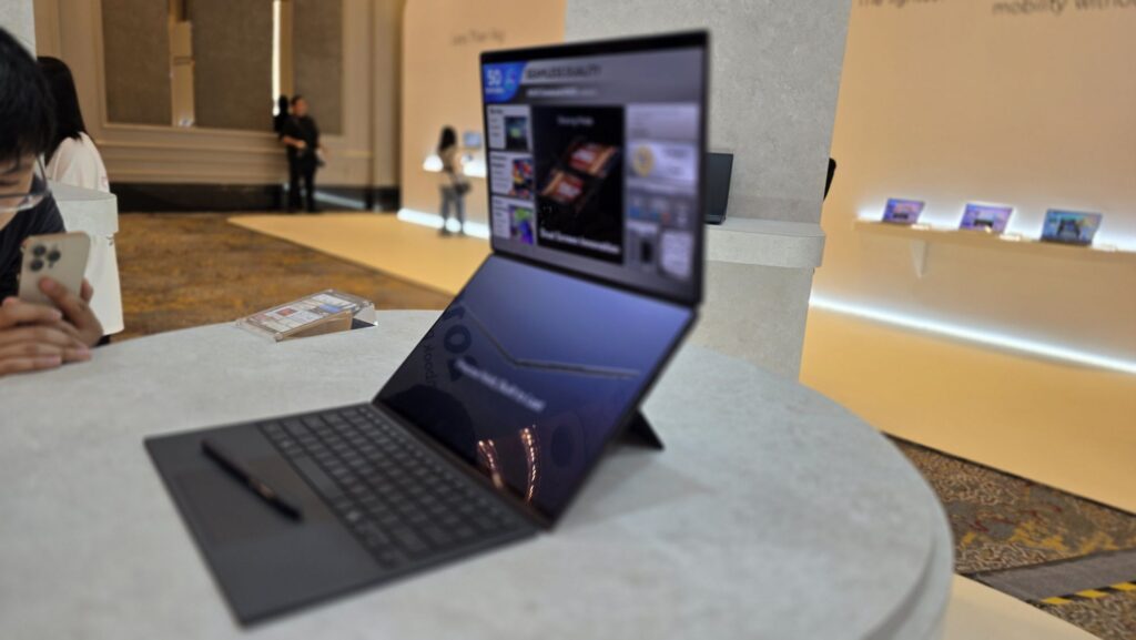 Asus Zenbook DUO UX8407 available for preorder in Malaysia; yours for RM12,999 with free gifts 2 Asus Zenbook DUO UX8407 angled