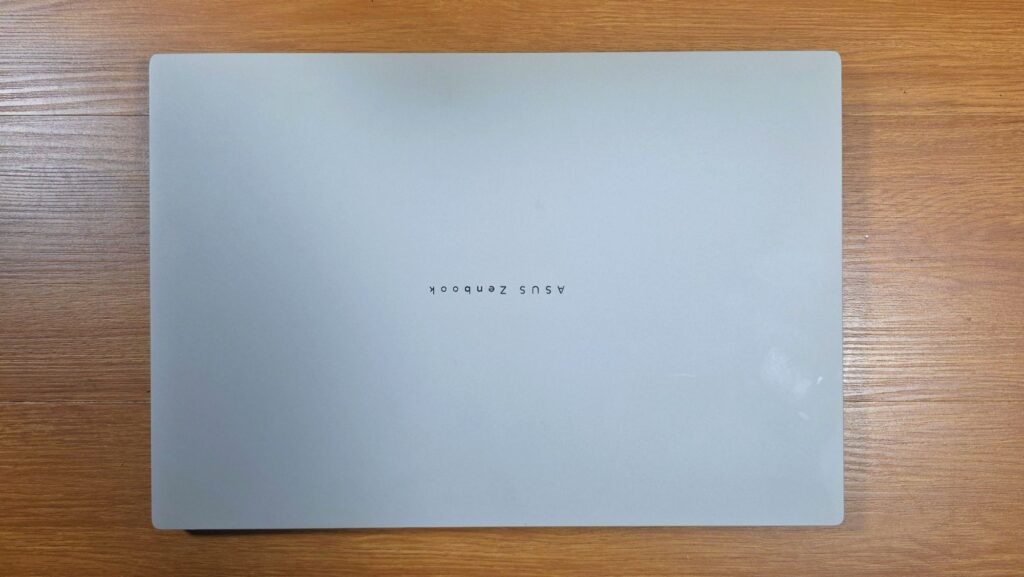 Asus Zenbook S16 Review (UM5606) top lid