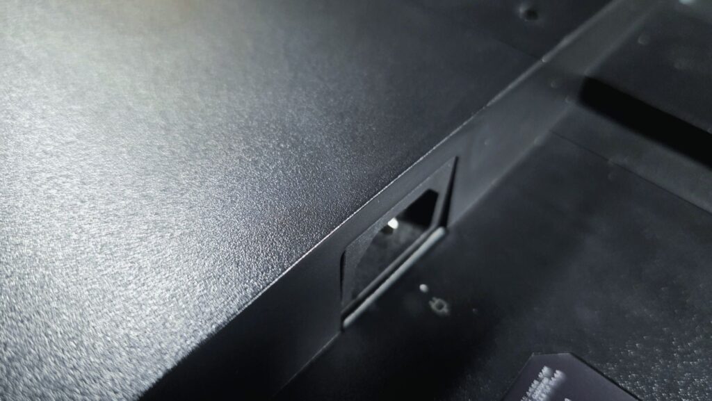Lenovo LOQ 27-10 Review port 3