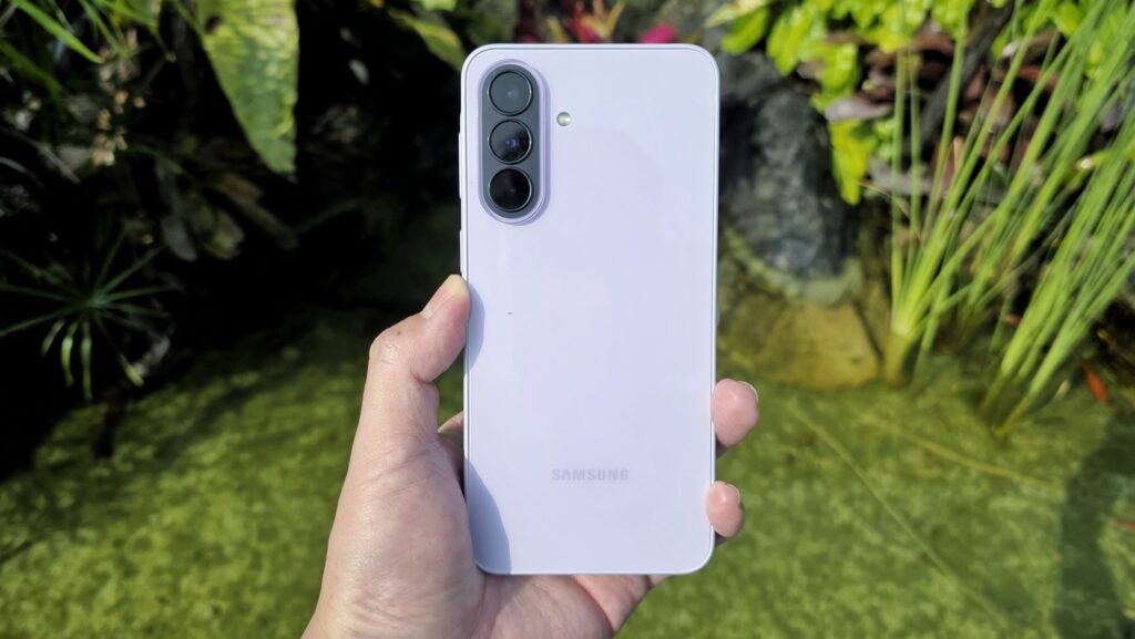 Samsung Galaxy A37 Review - Lovely Lavender Midranger 14