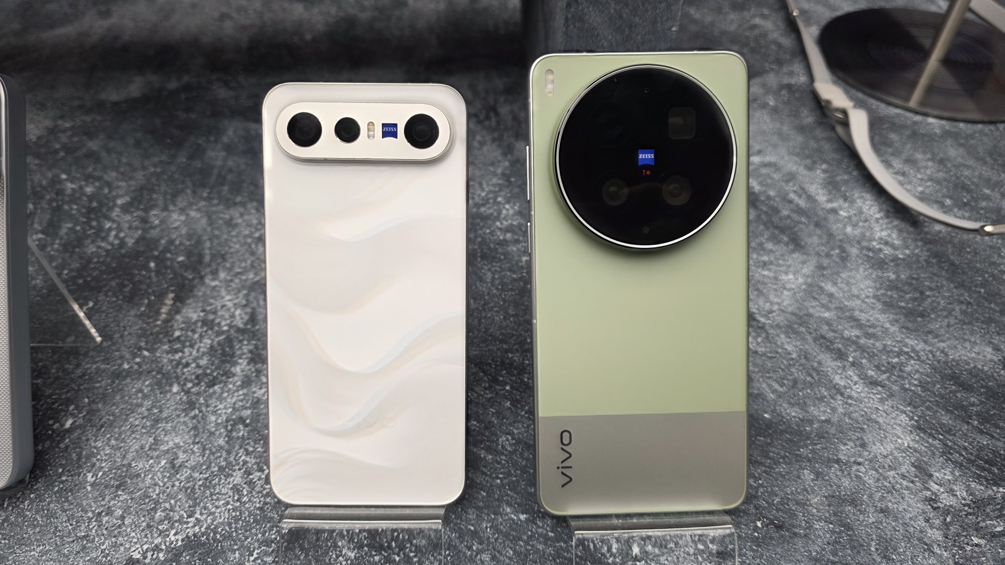 vivo X300 Ultra right