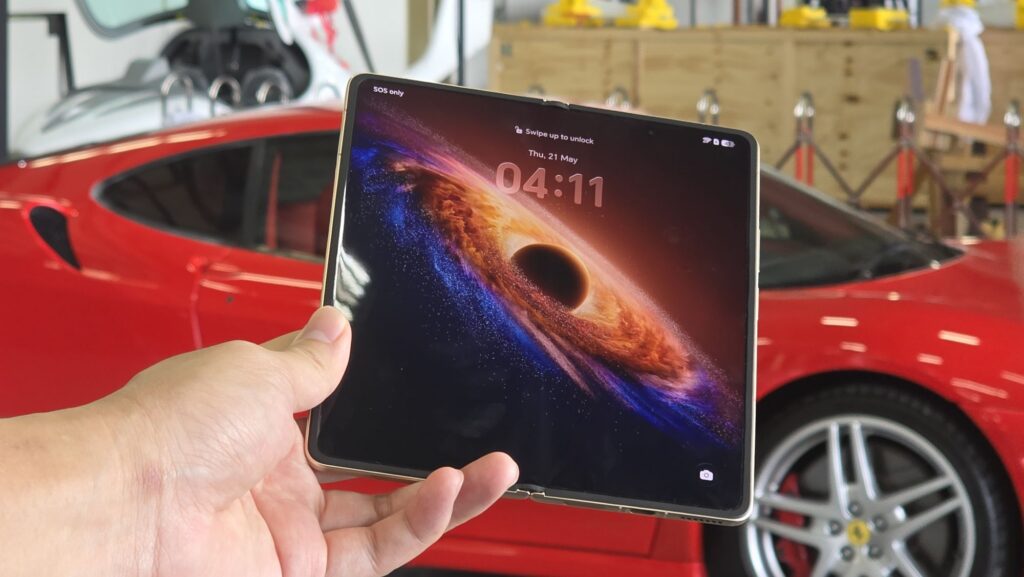 New Honor Magic V6 redefines flagship foldable durability; tows a plane and a Ferrari! Early bookings available ahead of 4 June 2026 launch 10
