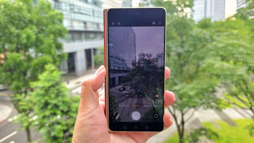 Honor Magic V6 Review - Flagship foldable that redefines performance and toughness 21 Honor Magic V6 Review rear camera front