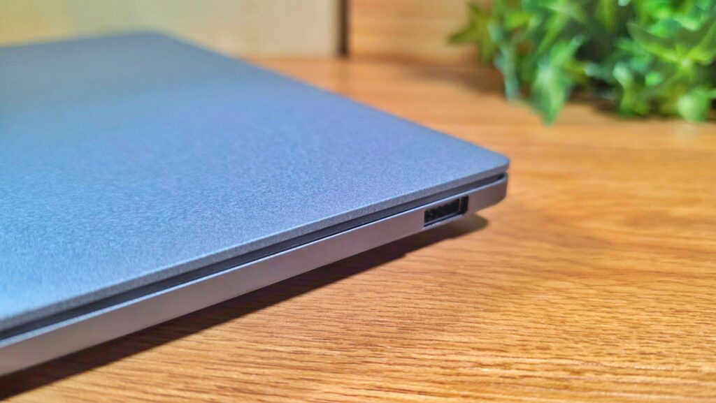 Asus Zenbook S 14 Review (UX5406AA) - Compact computing powerhouse means business 5 Asus Zenbook S 14 Review (UX5406AA) right