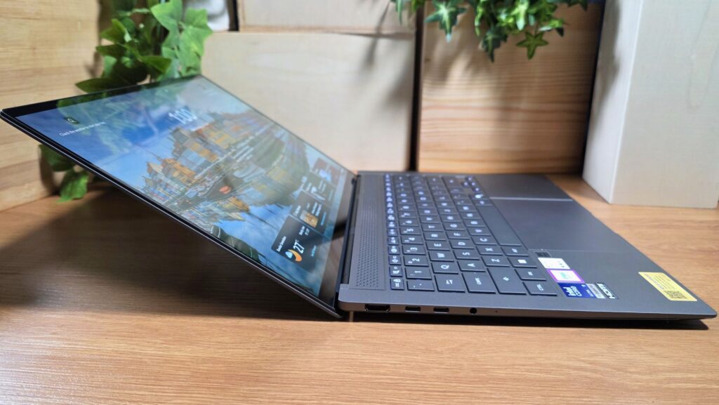 Asus Zenbook S 14 Review (UX5406AA) - Compact computing powerhouse means business 6 Asus Zenbook S 14 Review (UX5406AA) hinge