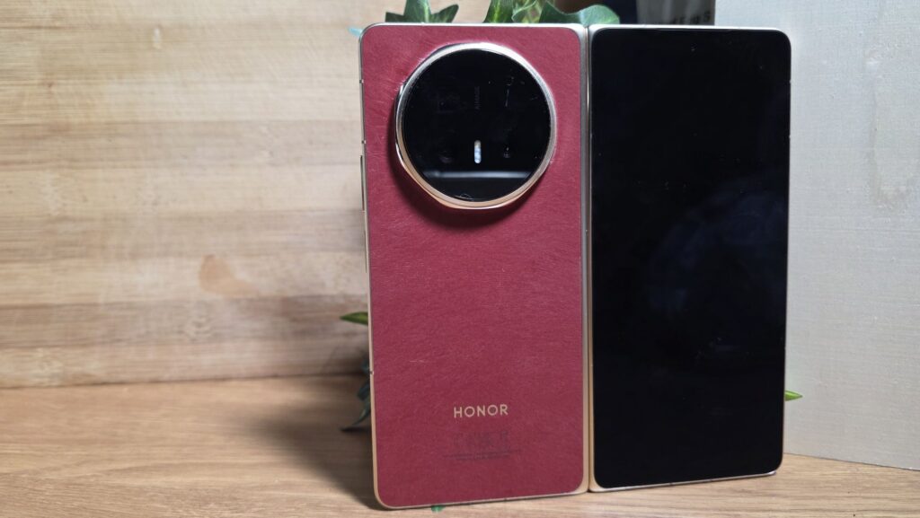 Honor Magic V6 Review - Flagship foldable that redefines performance and toughness 5 Honor Magic V6 Review gold