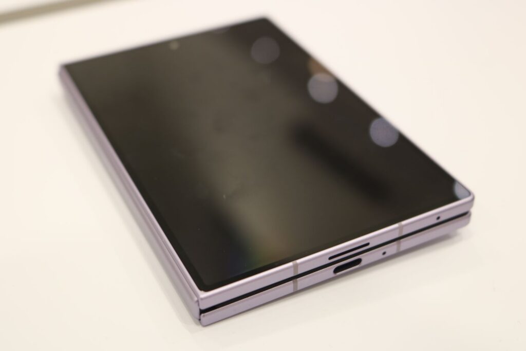 Samsung Galaxy Z Fold8 First Impressions side