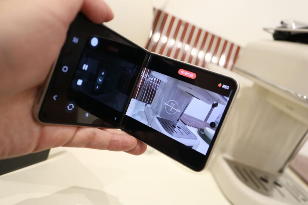 Samsung Galaxy Z Flip8 camcorder