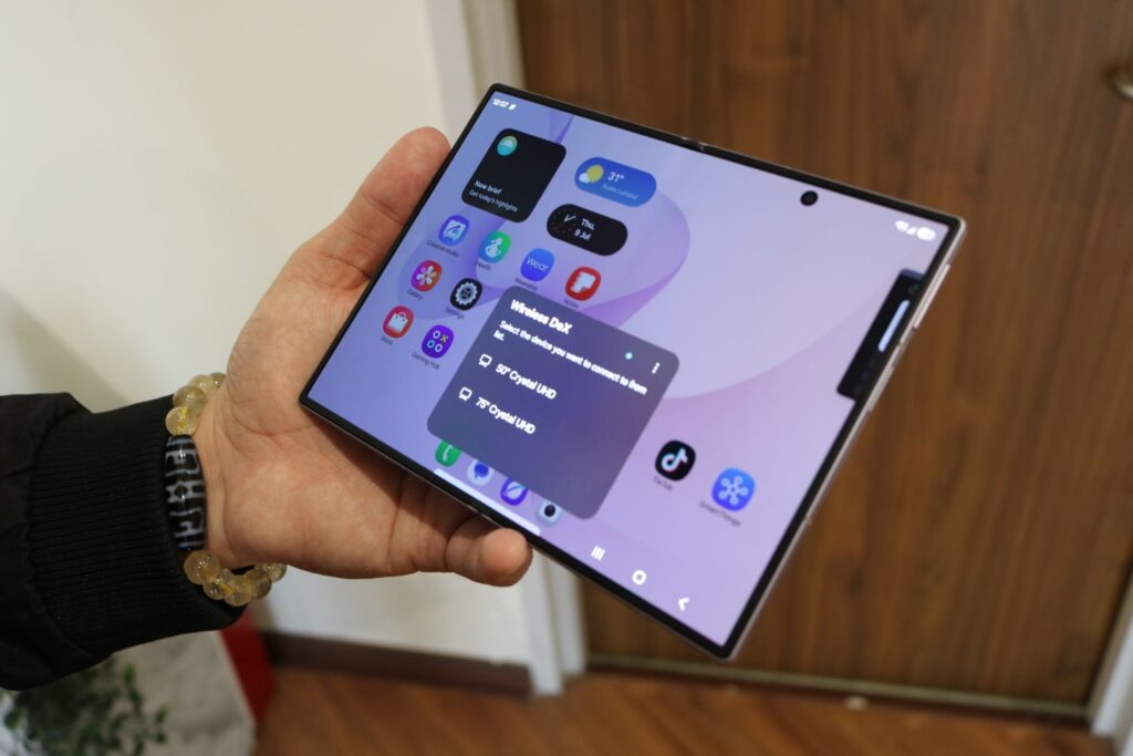 galaxy z fold8 colours open